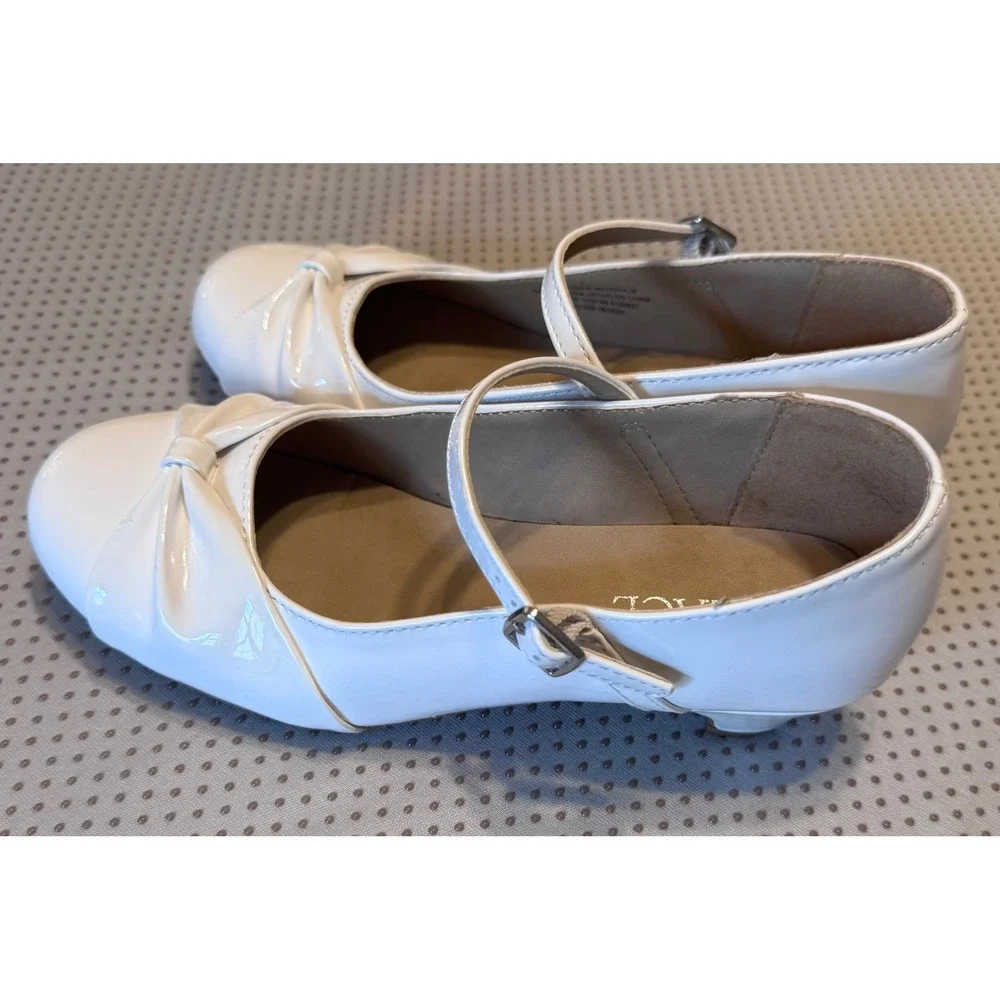 The Childrens Place Girls White Patent Mary Jane Bow Kitten Heels Size 4